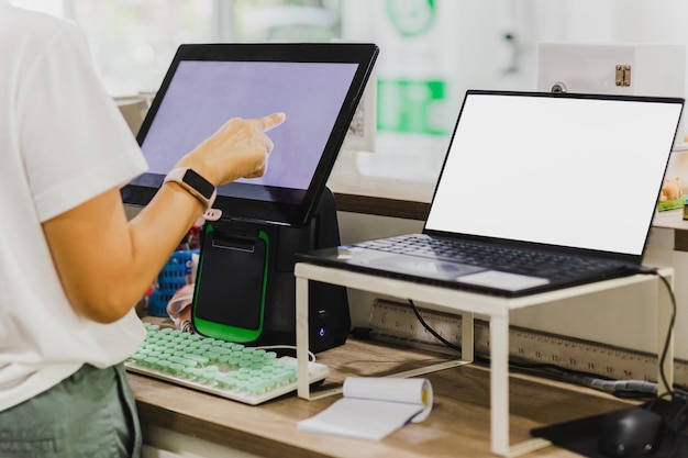 Foto frauenhand, die den computerbildschirm an der kasse berührt