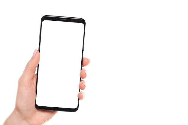 Frauenhand, die den leeren Bildschirm des schwarzen Smartphones mit modernem rahmenlosem Design lokalisiert auf weißem Hintergrund hält