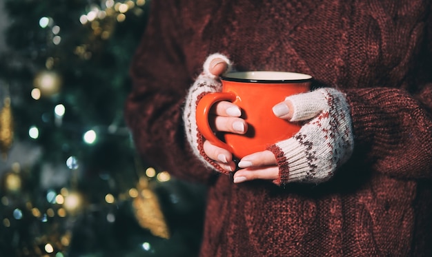 Frauenhand, die eine Tasse heiße Schokolade hält