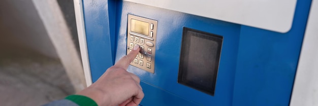 Frauenhand, die PIN-Code auf atm-Tastatur schreibt, Nahaufnahme, modernes Zahlungstechnologiekonzept