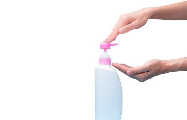 Frauenhand drückte auf Pumpkosmetikflasche lokalisiert auf Weiß. Plastikflasche und Spenderpumpe für Shampoo oder Haarspülung. Körperseife oder Duschgelverpackung. Flüssigseifenflasche. Bodylotion Flasche.