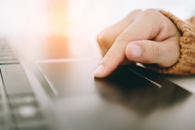 Foto frauenhand mit einem laptop für die arbeit