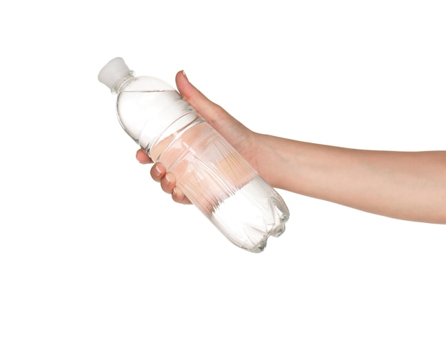 Frauenhand mit einer Flasche Wasser isoliert auf weißem Hintergrund