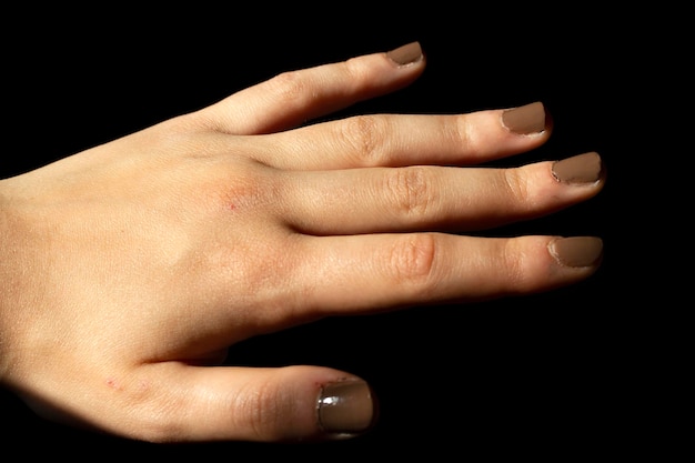 Frauenhand mit lackierten Nägeln
