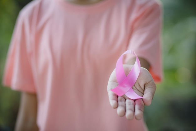 Frauenhand mit rosa Schleife Brustkrebs-Bewusstseinskonzept Gesundheitswesen und Medizin Krebskonzept