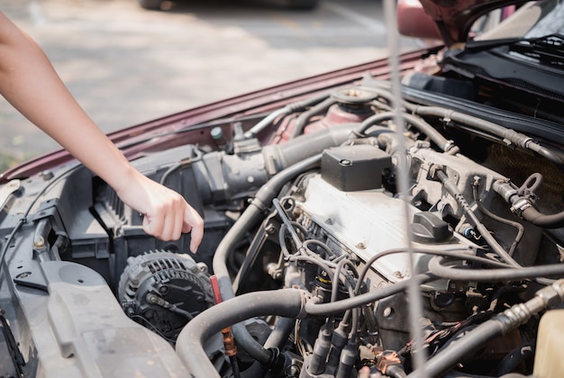 Frauenhand repariert Auto