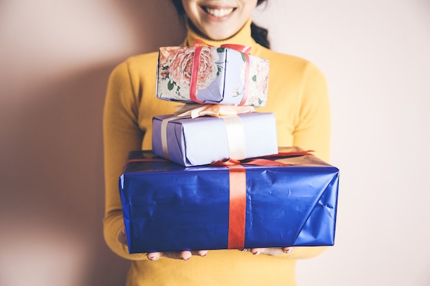 Frauenhand verschiedene Geschenkboxen