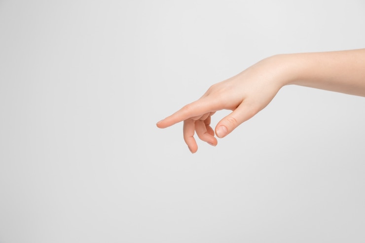 Foto frauenhand zeigt einen finger zur seite.