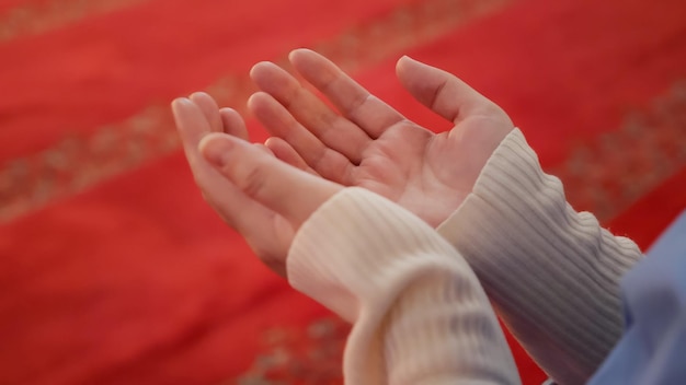 Frauenhandflächen beten zu gott um hilfe in der islamischen moschee
