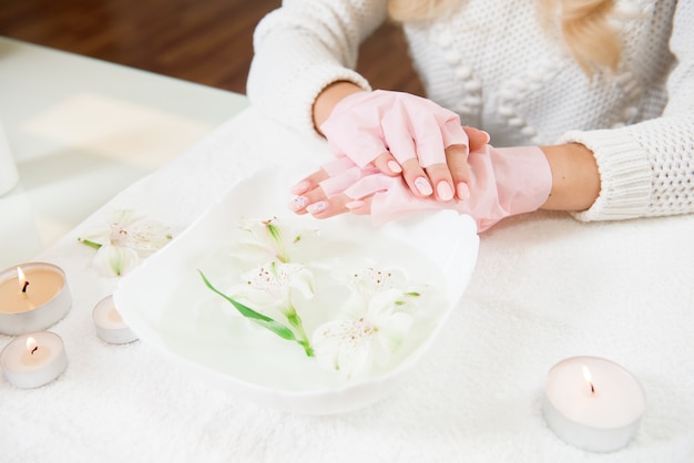 Frauenhandpflege. Hände und Spa entspannen. Schönheit Frau Nägel.