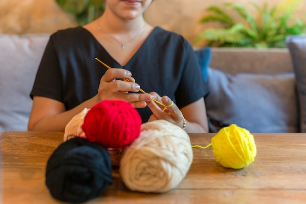 Foto frauenhandstrickende häkelarbeit zu hause als hobby.