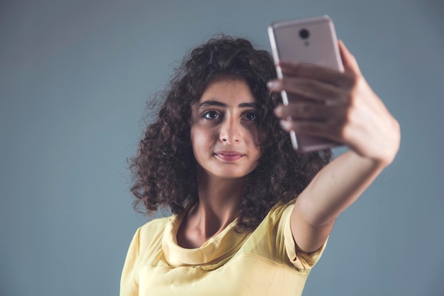 Frauenhandtelefon im selfie