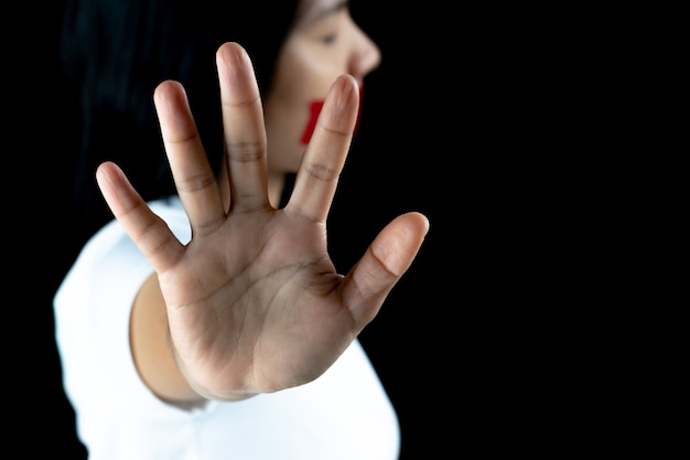 Frauenhandzeichen für den Halt, der Gewalttätigkeit, Menschenrechts-Tageskonzept missbraucht.