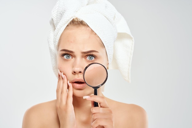 Frauenholding siehe Gesicht Lupe Dermatologie Nahaufnahme saubere Haut