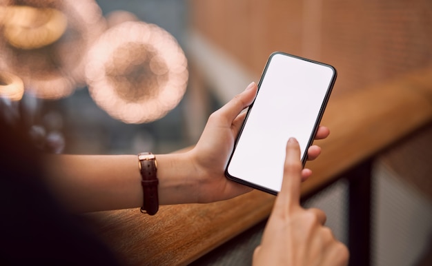 Frauenholding und Note Smartphone leerer Bildschirm im Mall. Nehmen Sie Ihren Bildschirm, um Werbung zu schalten.