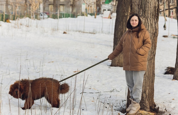 Frauenjäger mit einer Waffe hinter ihrem Rücken und Cane Corso-Hunden an der Leine, weibliche Jagd