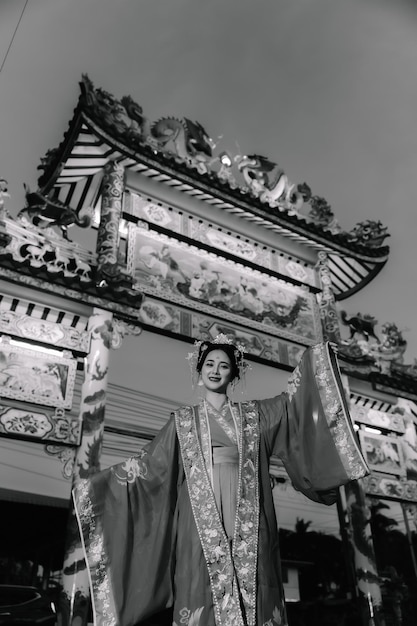 Frauenkleidung China Neujahrsporträt einer Frau in traditioneller Kleidung Frau in traditionelle Kleidung Schöne junge Frau in einem leuchtend roten Kleid und einer Krone der chinesischen Königin posiert