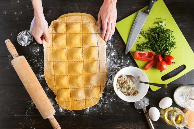 Frauenkoch kocht Schritt für Schritt die traditionelle Ravioli