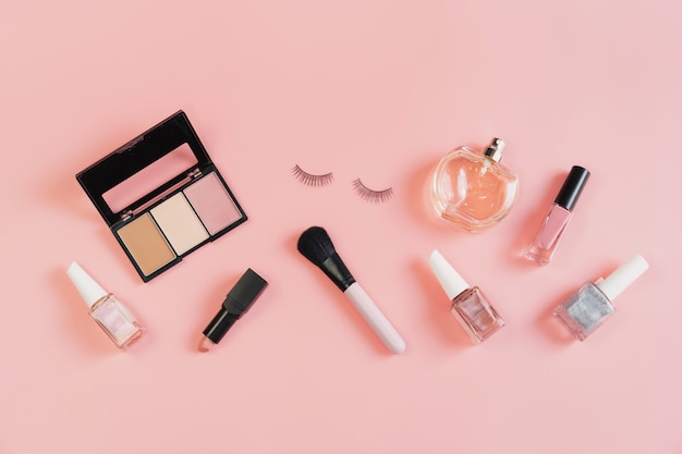 Frauenkosmetik und Make-up auf rosa