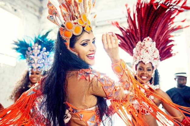 Frauenkostüm und Tanz für den Karneval Party und Feier mit Aufführung Samba und Musik Tänzerin glücklich und Veranstaltung für Kultur oder Festival mit traditioneller Kleidung auf einem Konzert in Rio de Janeiro