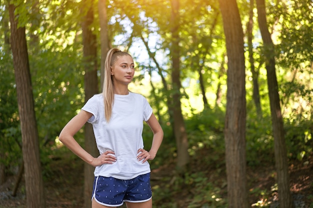 Frauenläufer, der vor dem Ausüben des Sommerparkmorgens steht