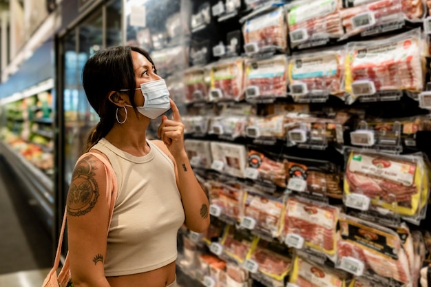 Frauenlebensmitteleinkaufen, Supermarkt stockfoto