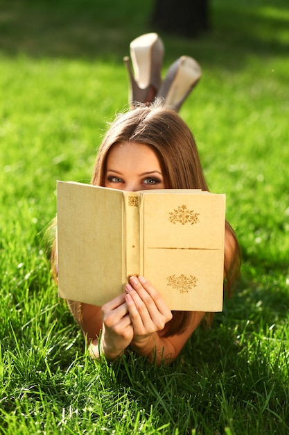 Frauenlesebuch im Park auf dem Gras