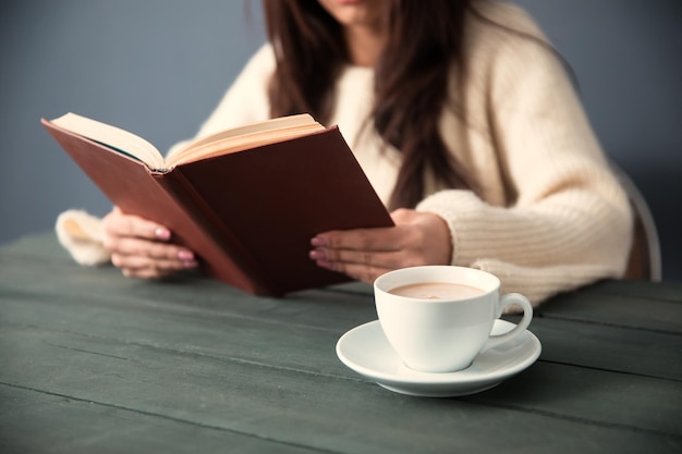 Frauenlesebuch mit Kaffee