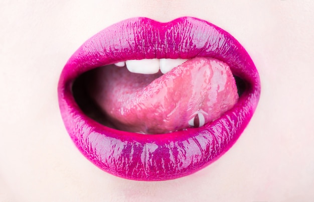 Frauenlippe weibliche Lippen Zunge und sexy Mundlippenlippenstift und Lipgloss leidenschaftlich