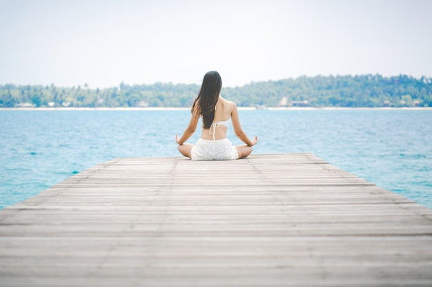 Frauenmeditation auf Brücke