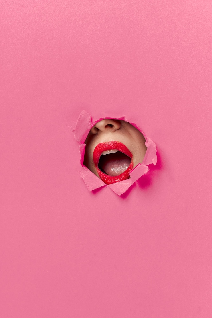 Foto frauenmode-schönheitsporträt aus zerrissenen farbigen papierteilen des gesichts