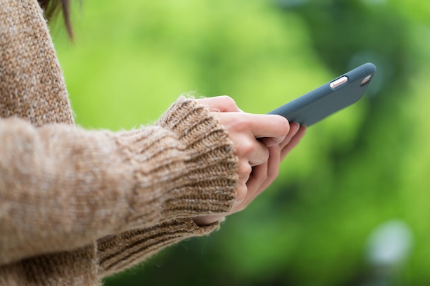 Frauennutzung des Mobiltelefons