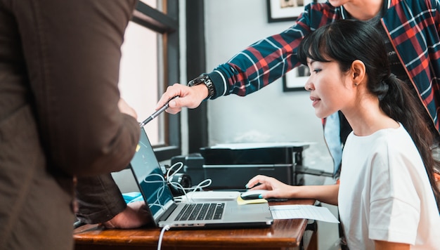 Frauenpersonal, das vom Vorgesetzten im Büro ausgebildet wird