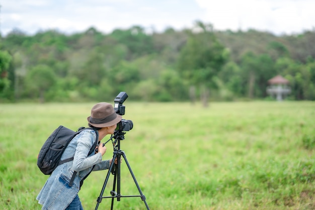 Frauenphotograph machen Foto auf Hügelnatur