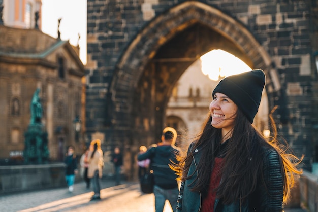 Frauenporträt bei Sonnenaufgang an der Karlsbrücke in Prag. Platz kopieren