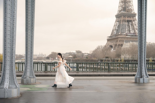 Frauenporträt unter der Bir-Hakeim-Brücke mit dem Eiffelturm Paris Frankreich