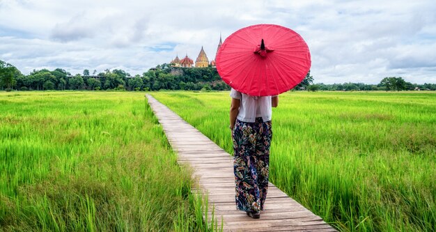 Frauenreisender, der asiatische Reisfeldlandschaft wandert.