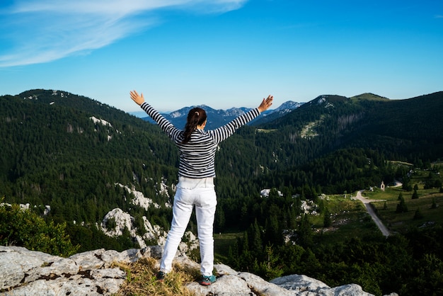 Frauenreisender, der durch kroatische Landschaft wandert.