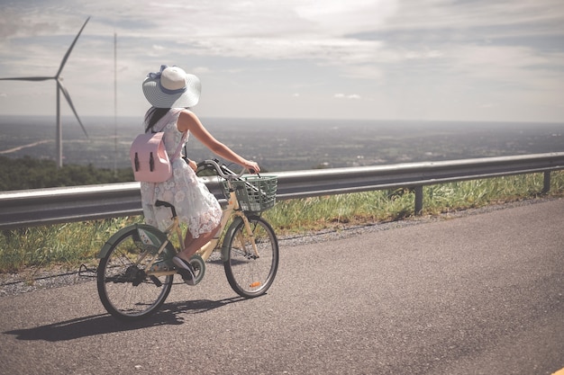 Frauenreisender, der Fahrrad fährt und Fotoansicht des Dammes macht