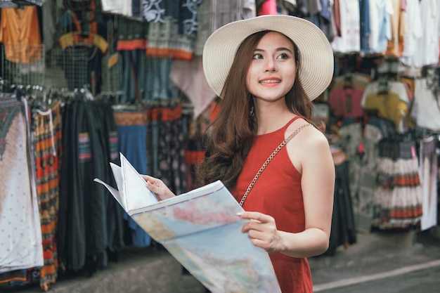 Frauenreisendtourist mit der Karte, die auf gehende Straße reist. Reise Reise Reise