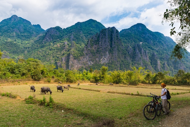 Frauenreitmountainbike auf Schotterweg in Vang Vieng Laos Asia