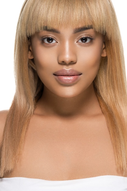 Frauenschönheit afroamerikanische weibliche schöne Hautpflege. Studioaufnahme.
