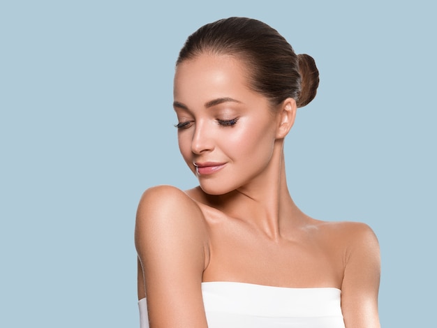 Frauenschönheitsgesicht gesundes Haut natürliches Make-up schönes junges Modell. Farbiger Hintergrund. Blau