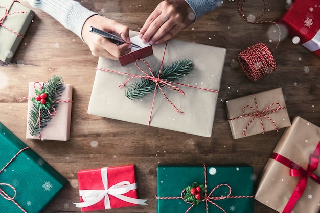 Frauenschreiben Weihnachtsgrußkarte auf Geschenkbox