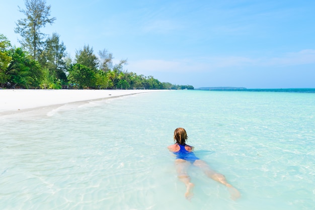 Frauenschwimmen im transparenten Wasser des karibischen Seetürkises. Tropischer Strand in Kei Islands Moluccas, touristischer Bestimmungsort des Sommers in Indonesien.