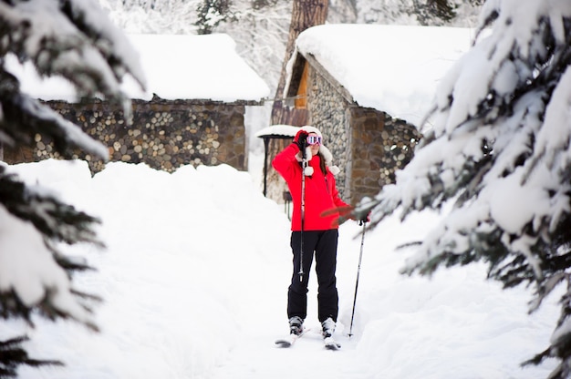 Frauenskifahren im Winterwald. Unerfahrenes Skifahrertraining.