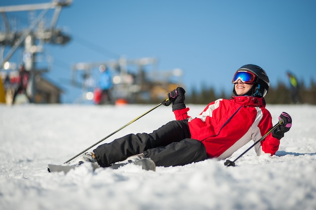 Frauenskifahrer mit Ski am Winererholungsort am sonnigen Tag