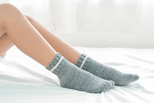 Frauensocken auf dem Bett