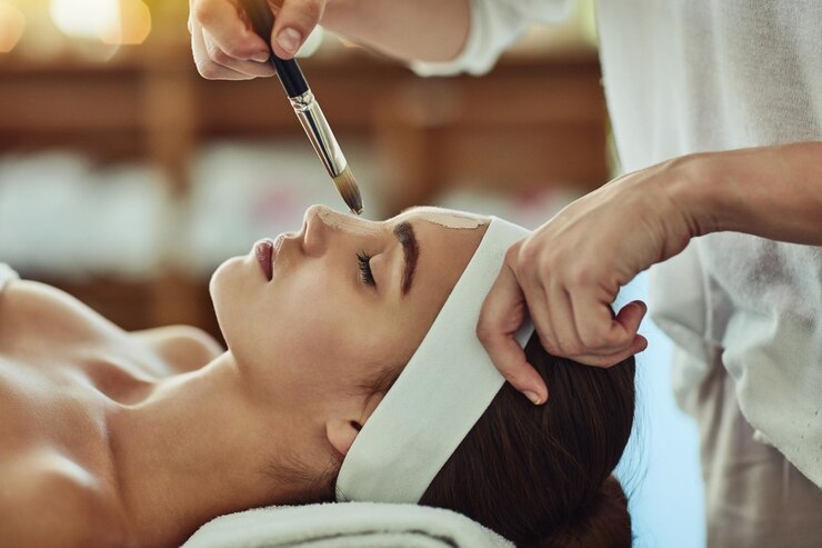 Foto frauenspa und pinsel für gesichtsmaske auf dem bett hände und hautpflege entspannung und urlaub im luxusresort persönliche kosmetika und werkzeuge für die anwendung von feuchtigkeitscreme oder peeling in der lodge für vorteile
