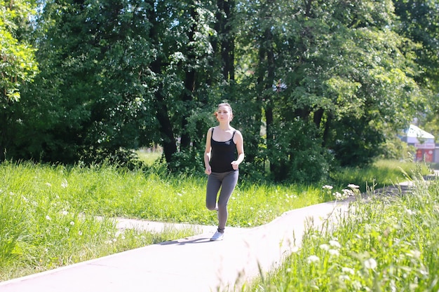 Frauensport laufen im Park im Freien